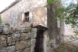 ISTRA,DIVŠIĆI- ruševna kuća sa dvorištem!, Marčana, Famiglia