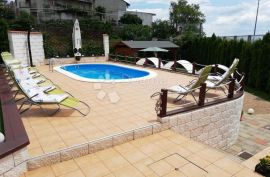 Kuća sa 4 stana okružena prekrasnom uređenom okućnicom i bazenom!, Rijeka, Kuća