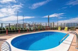 Kuća sa 4 stana okružena prekrasnom uređenom okućnicom i bazenom!, Rijeka, Ev