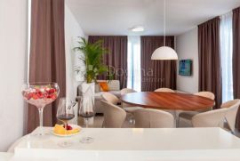 Luksuzna villa sa unutarnjim i vanjskim bazenom uz more!, Trogir, Maison