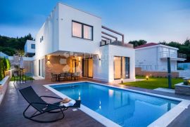 Luksuzna villa sa unutarnjim i vanjskim bazenom uz more!, Trogir, Haus