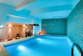 Luksuzna villa sa unutarnjim i vanjskim bazenom uz more!, Trogir, Maison