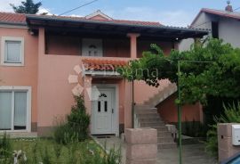 Sv. Kuzam - lijepa obiteljska kuća sa dnevnim boravkom i šest soba, Rijeka, Casa