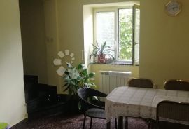 Sv. Kuzam - lijepa obiteljska kuća sa dnevnim boravkom i šest soba, Rijeka, Casa