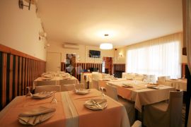 VABRIGA - uhodan restoran, dva apartmana i pomoćni objekat na velikoj parceli, Tar-Vabriga, Commercial property