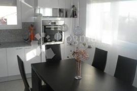MARINIĆI 370 m², kuća sa 3 stana, Viškovo, Famiglia
