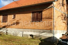 VODOTEČ ( Brinje ) - kuća prizemnica, dvorište i oranica, Brinje, Kuća