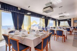 Hotel s 26 soba s pogledom na otoke uz plažu, Split, Ev