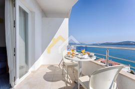 Hotel s 26 soba s pogledom na otoke uz plažu, Split, Дом