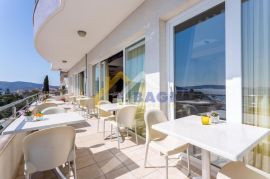 Hotel s 26 soba s pogledom na otoke uz plažu, Split, Дом