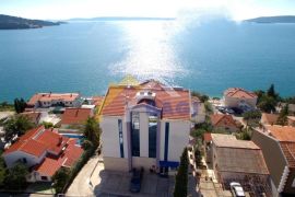 Hotel s 26 soba s pogledom na otoke uz plažu, Split, House