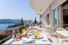 Hotel s 26 soba s pogledom na otoke uz plažu, Split, بيت