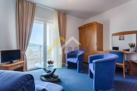 Hotel s 26 soba s pogledom na otoke uz plažu, Split, Kuća