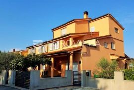 Istra, Štinjan - kuća s pet namještenih apartmana, panoramski pogled na Brijune, Pula - Okolica, Famiglia