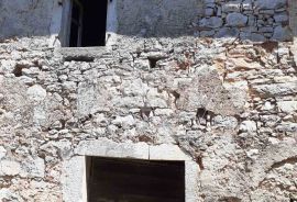 Ruševna kuća sa velikom okućnicom u srcu Istre, Pićan, Дом