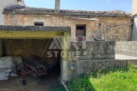 Ruševna kuća sa velikom okućnicom u srcu Istre, Pićan, Haus