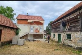 OTOČAC, BRINJE - Kuća u roh-bau fazi s 42.800 m2 okućnice, Brinje, Ev