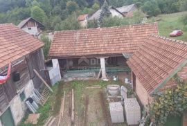 OTOČAC, BRINJE - Kuća u roh-bau fazi s 42.800 m2 okućnice, Brinje, Ev