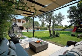 Luksuzna kuća s bazenom okružena zelenilom, Marčana, Istra, Marčana, Haus