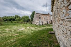 Kamena kuća sa velikom okućnicom u Istri, Barban, Ev