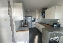 RIJEK, BULEVARD- moderno uređen stan s vlastitom garažom !, Rijeka, Kвартира