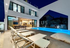 Brač - Luksuzna moderna vila s bazenom, saunom i pogledom na more, 366 m2, Supetar, Famiglia