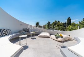 Brač - Luksuzna moderna vila s bazenom, saunom i pogledom na more, 366 m2, Supetar, Famiglia