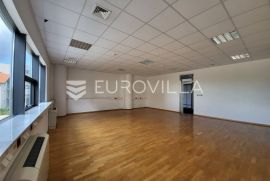 Zagreb, Novi Zagreb, poslovni prostor za zakup 250 m2 na 1. katu poslovne zgrade s dizalom, Zagreb, Ticari emlak