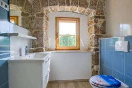 Renovirana kamena kuća, otok Krk, Vrbnik, Casa