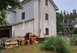 Stara kamena kuća za renovaciju, okolica Malinske, Malinska-Dubašnica, بيت