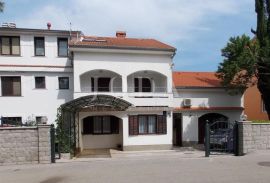 Dvojna kuća sa 7 apartmana - Malinska, Malinska-Dubašnica, Kuća