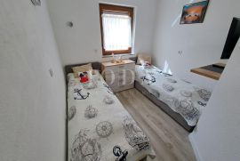 Krk - Malinska, apartman u prizemlju s 360m2 okućnice, Malinska-Dubašnica, Flat