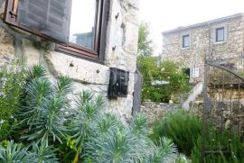 Dvojna kamena kuća, djelomično adaptirana, Dobrinj, Casa