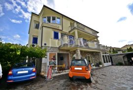 Samostojeća kuća sa pet apartmana i poslovnim prostorom, Malinska-Dubašnica, Ev