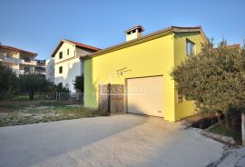 Grebaštica - Kuća s garažom , 250 m od plaže, Šibenik - Okolica, Casa
