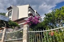 Kuca sa apartmanima u blizini mora Bijela-Herceg Novi, Herceg Novi, Σπίτι