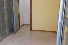 Izdajem lokal površine 18 m2 Bogdana Tirnanica 12,kod Lidla u Despota Stefana, Palilula, Poslovni prostor
