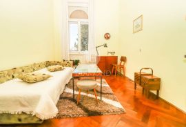 Unikatni stan u Austrougarskoj vili u srcu Pule s dvorištem!, Pula, Flat