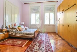Unikatni stan u Austrougarskoj vili u srcu Pule s dvorištem!, Pula, Apartamento