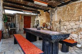 Stilom uređena samostojeća stara kamena kuća, Dobrinj, Famiglia