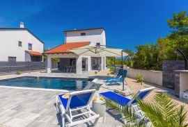 OTOK KRK - Luksuzna kuća s bazenom u središtu otoka, Dobrinj, Casa