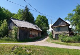 PERUŠIĆ - Prvan selo - starinaska kuća i štala, okućnica, Perušić, Casa