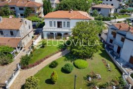 Istra, Umag - unikatna  villa NKP 400 m2 na svega 30 m od mora, Umag, Kuća