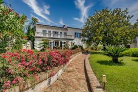 Istra, Umag - unikatna  villa NKP 400 m2 na svega 30 m od mora, Umag, House