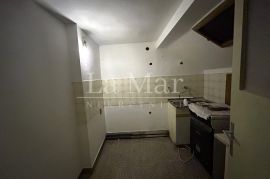 GAJNICE, blizina tržnice Gajnice-trosoban stan za adaptaciju, 100m2, 2.kat, Zagreb, Apartamento