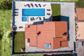 Kuća Samostojeća kuća s bazenom i jacuzzijem!, Pula, Famiglia